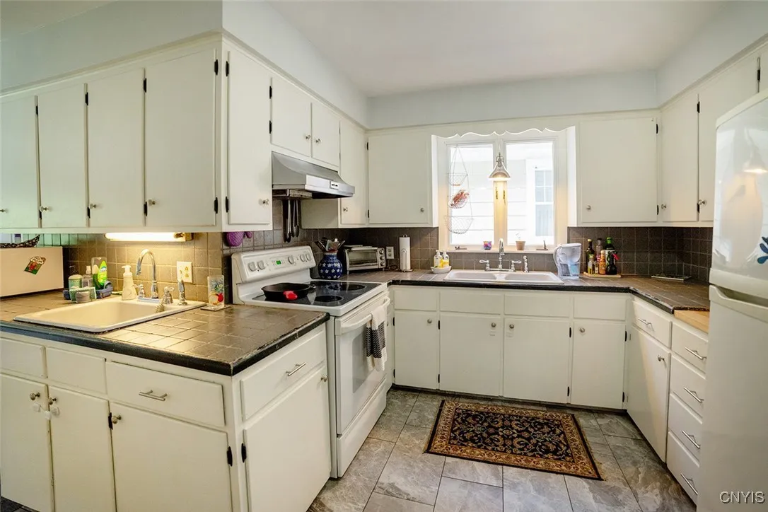 330 Wellesley Road, Syracuse, New York 13207, Syracuse, New York 13207, 4 Bedrooms Bedrooms, 10 Rooms Rooms,3 BathroomsBathrooms,Residential,Closed,330 Wellesley Road, Syracuse, New York 13207,S1609564