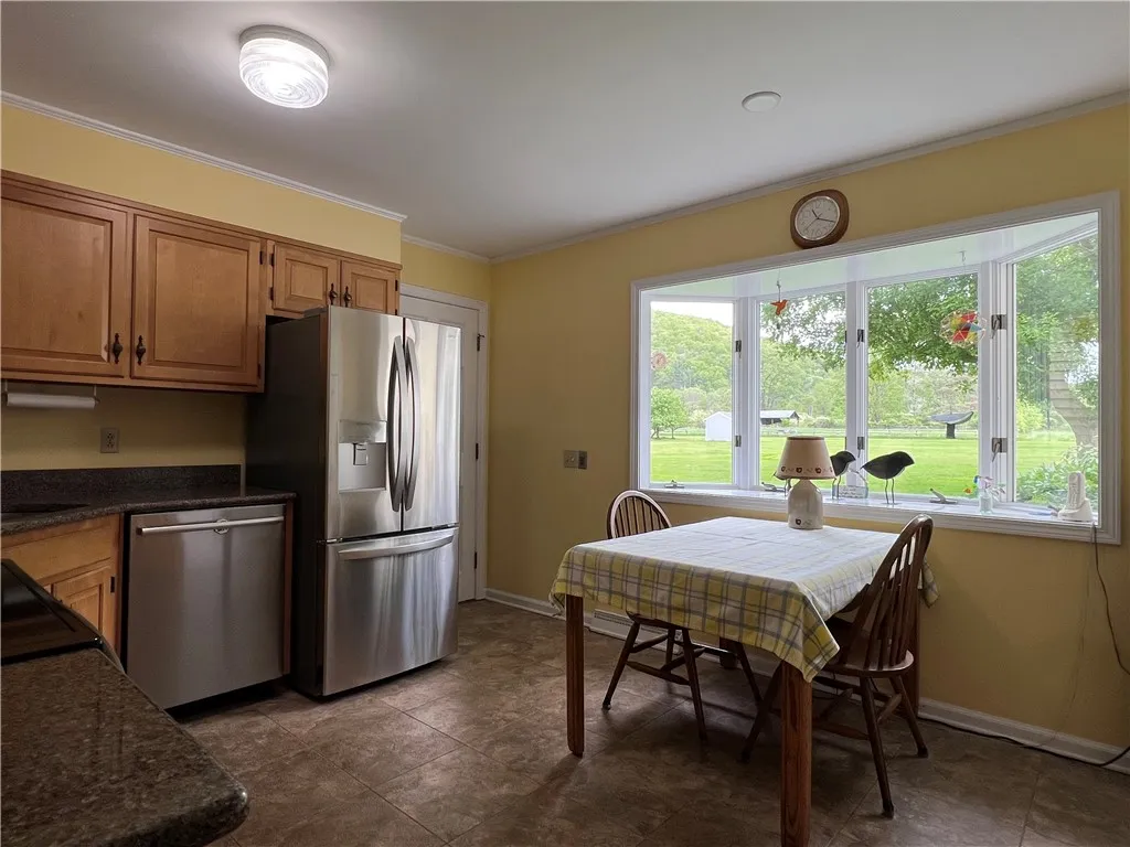 Eat-in Kitchen