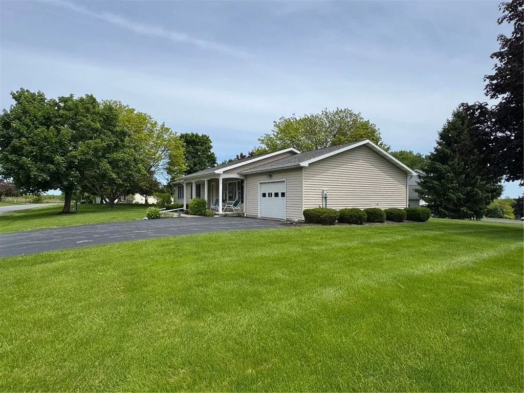 11 Orchard Park Drive, Geneva-town, New York 14456, Geneva Town, New York 14456, 3 Bedrooms Bedrooms, 7 Rooms Rooms,2 BathroomsBathrooms,Residential,Closed,11 Orchard Park Drive, Geneva-town, New York 14456,R1610434