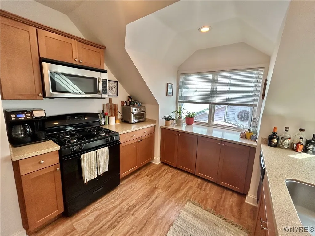 295 Summer Street 8, Buffalo, New York 14222, Buffalo, New York 14222, 2 Bedrooms Bedrooms, 4 Rooms Rooms,1 BathroomBathrooms,Residential Lease,Closed,295 Summer Street 8, Buffalo, New York 14222,B1610480