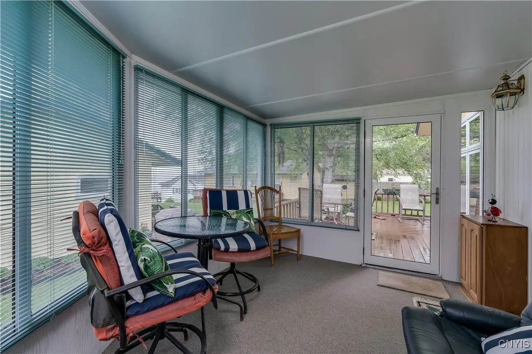3 season sunporch w/river view
