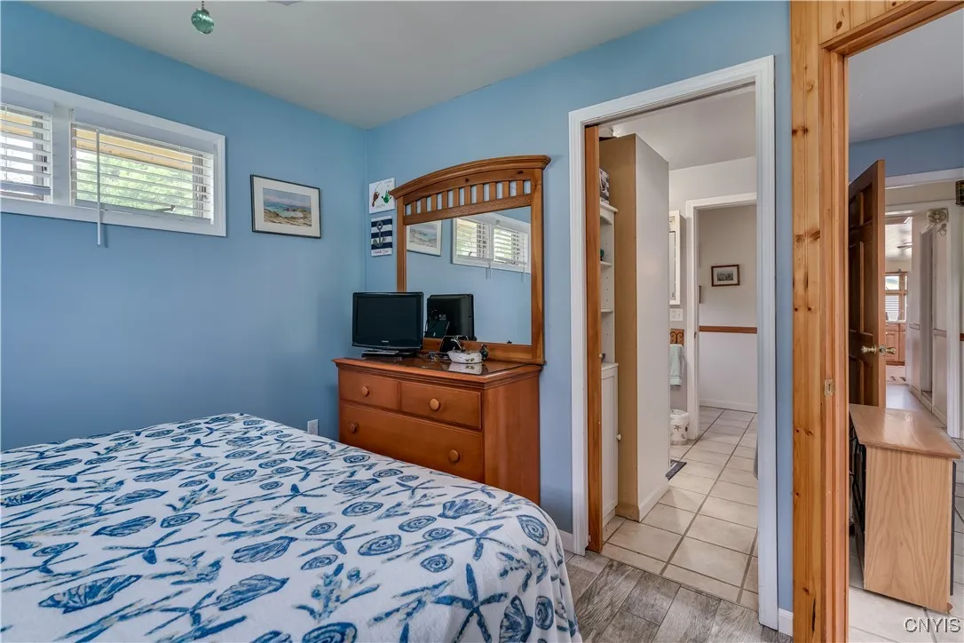 1sr floor bedroom w/closet & tile floor