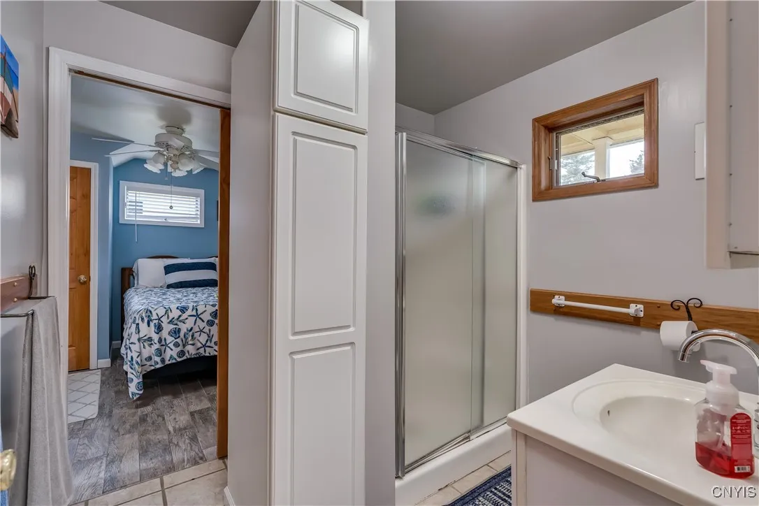 1st floor bath w/tile floor