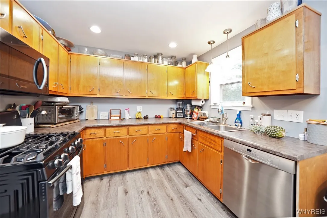141 Baynes Street, Buffalo, New York 14213, Buffalo, New York 14213, 4 Bedrooms Bedrooms, 11 Rooms Rooms,1 BathroomBathrooms,Residential,Closed,141 Baynes Street, Buffalo, New York 14213,B1608945