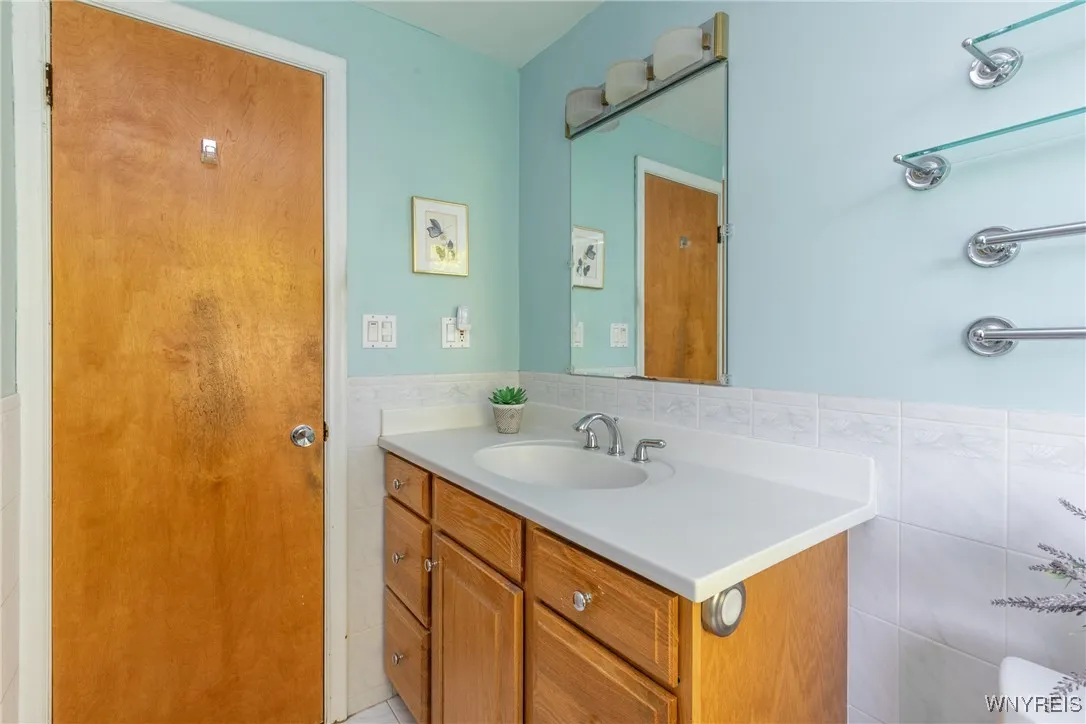 24 Glenbourne Court, Amherst, New York 14221, Amherst, New York 14221, 3 Bedrooms Bedrooms, 8 Rooms Rooms,2 BathroomsBathrooms,Residential,Closed,24 Glenbourne Court, Amherst, New York 14221,0,B1607693