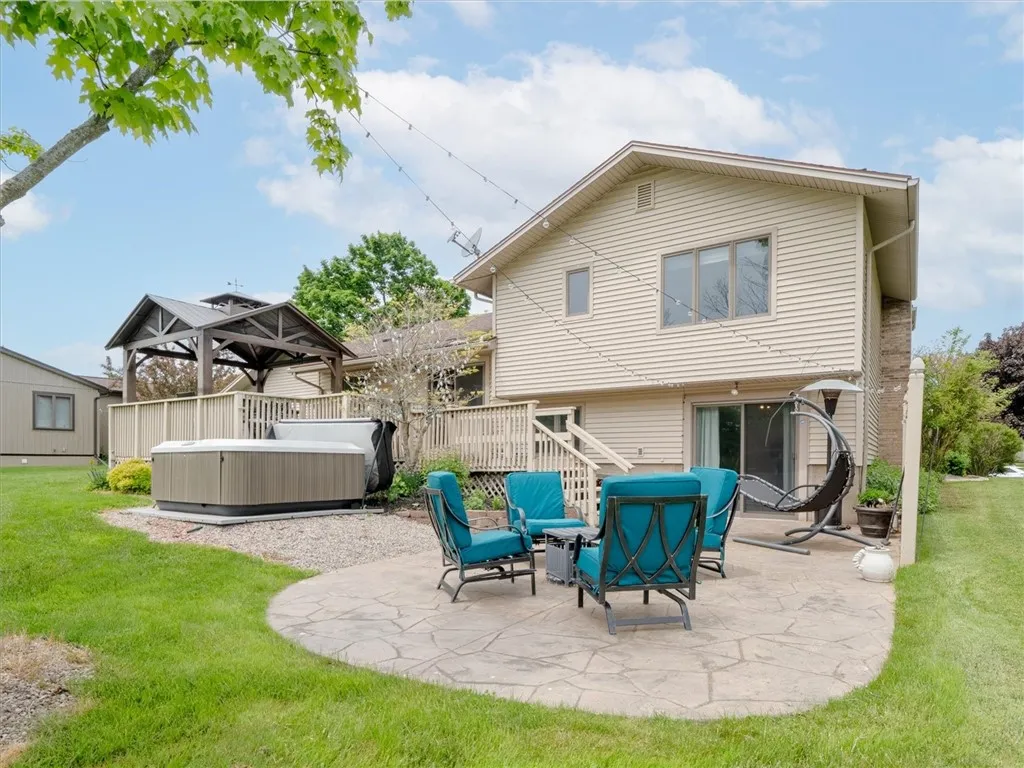 41 Essla Drive, Greece, New York 14612, Greece, New York 14612, 3 Bedrooms Bedrooms, 8 Rooms Rooms,2 BathroomsBathrooms,Residential,Closed,41 Essla Drive, Greece, New York 14612,R1610059