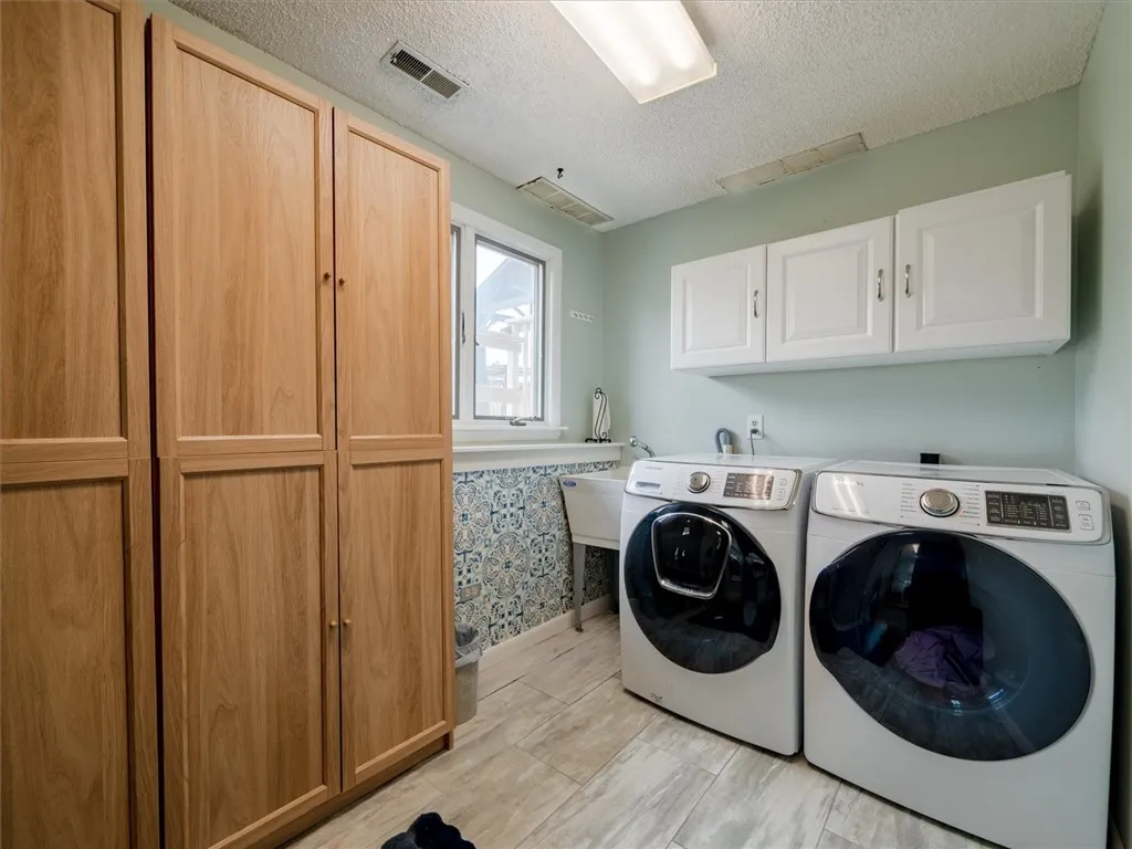 41 Essla Drive, Greece, New York 14612, Greece, New York 14612, 3 Bedrooms Bedrooms, 8 Rooms Rooms,2 BathroomsBathrooms,Residential,Closed,41 Essla Drive, Greece, New York 14612,R1610059