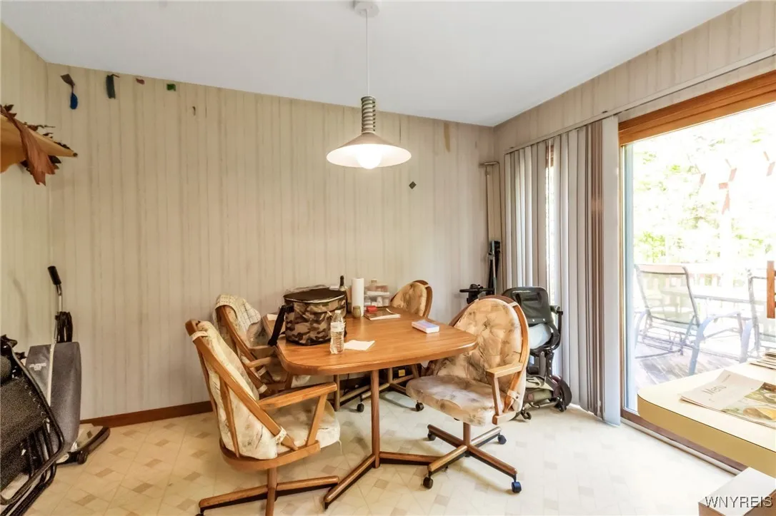 113 Meadow Spring Lane, Amherst, New York 14051, Amherst, New York 14051, 3 Bedrooms Bedrooms, 11 Rooms Rooms,2 BathroomsBathrooms,Residential,Closed,113 Meadow Spring Lane, Amherst, New York 14051,0,B1610092