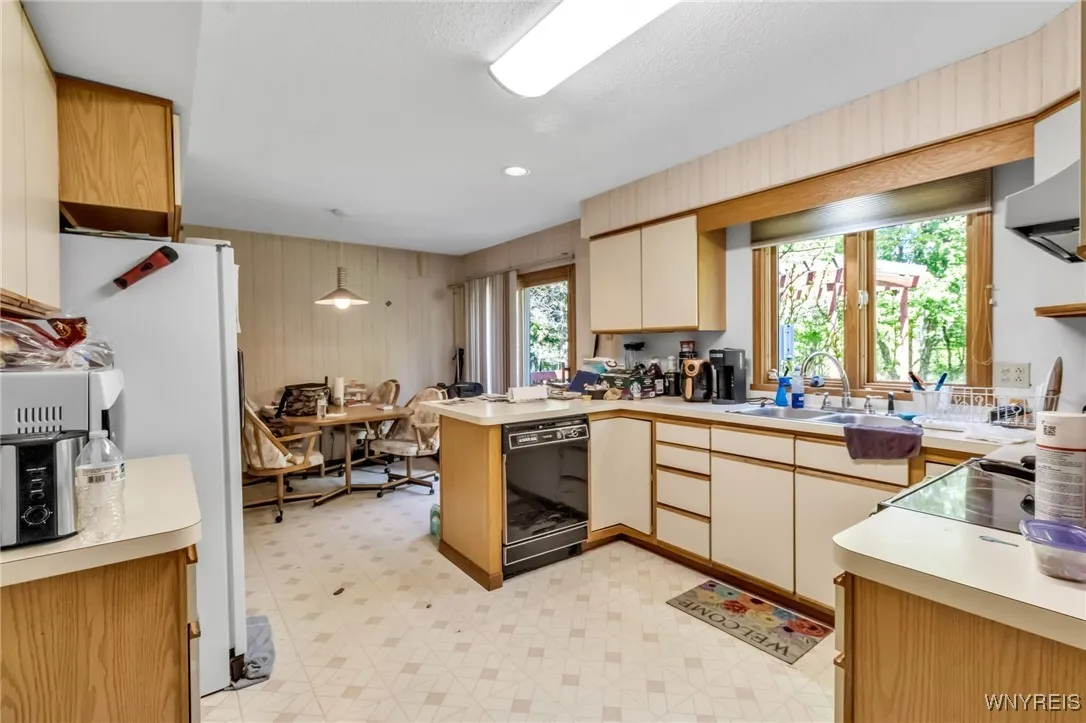 113 Meadow Spring Lane, Amherst, New York 14051, Amherst, New York 14051, 3 Bedrooms Bedrooms, 11 Rooms Rooms,2 BathroomsBathrooms,Residential,Closed,113 Meadow Spring Lane, Amherst, New York 14051,0,B1610092