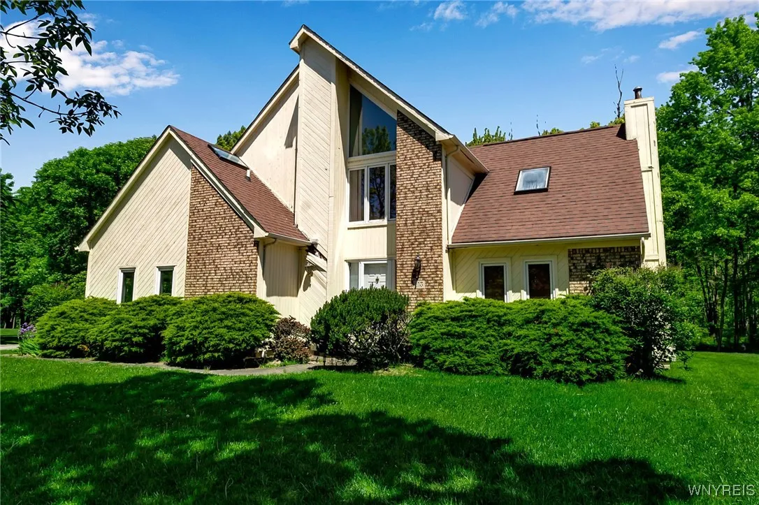 113 Meadow Spring Lane, Amherst, New York 14051, Amherst, New York 14051, 3 Bedrooms Bedrooms, 11 Rooms Rooms,2 BathroomsBathrooms,Residential,Closed,113 Meadow Spring Lane, Amherst, New York 14051,0,B1610092