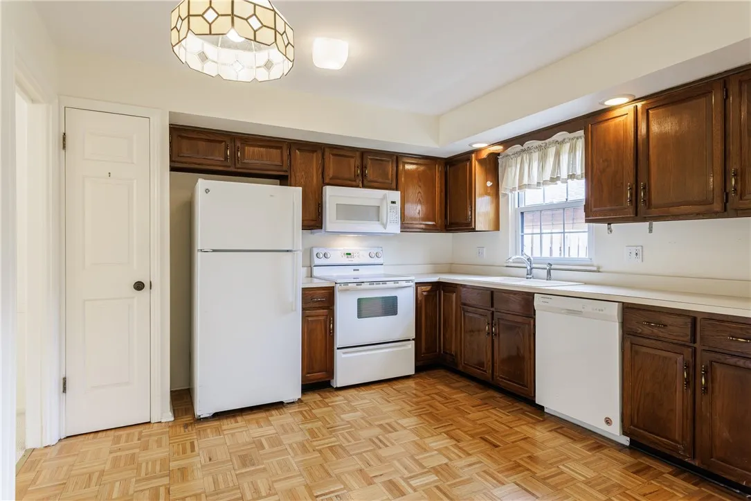 24 Georgetown Lane, Perinton, New York 14450, Perinton, New York 14450, 3 Bedrooms Bedrooms, 6 Rooms Rooms,2 BathroomsBathrooms,Residential,Closed,24 Georgetown Lane, Perinton, New York 14450,R1609838