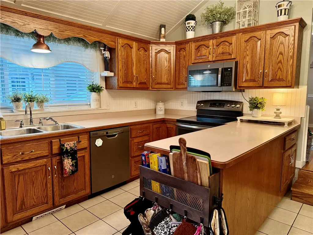 63 Wood Street, Canandaigua-city, New York 14424, Canandaigua City, New York 14424, 3 Bedrooms Bedrooms, 6 Rooms Rooms,2 BathroomsBathrooms,Residential,Closed,63 Wood Street, Canandaigua-city, New York 14424,R1608478