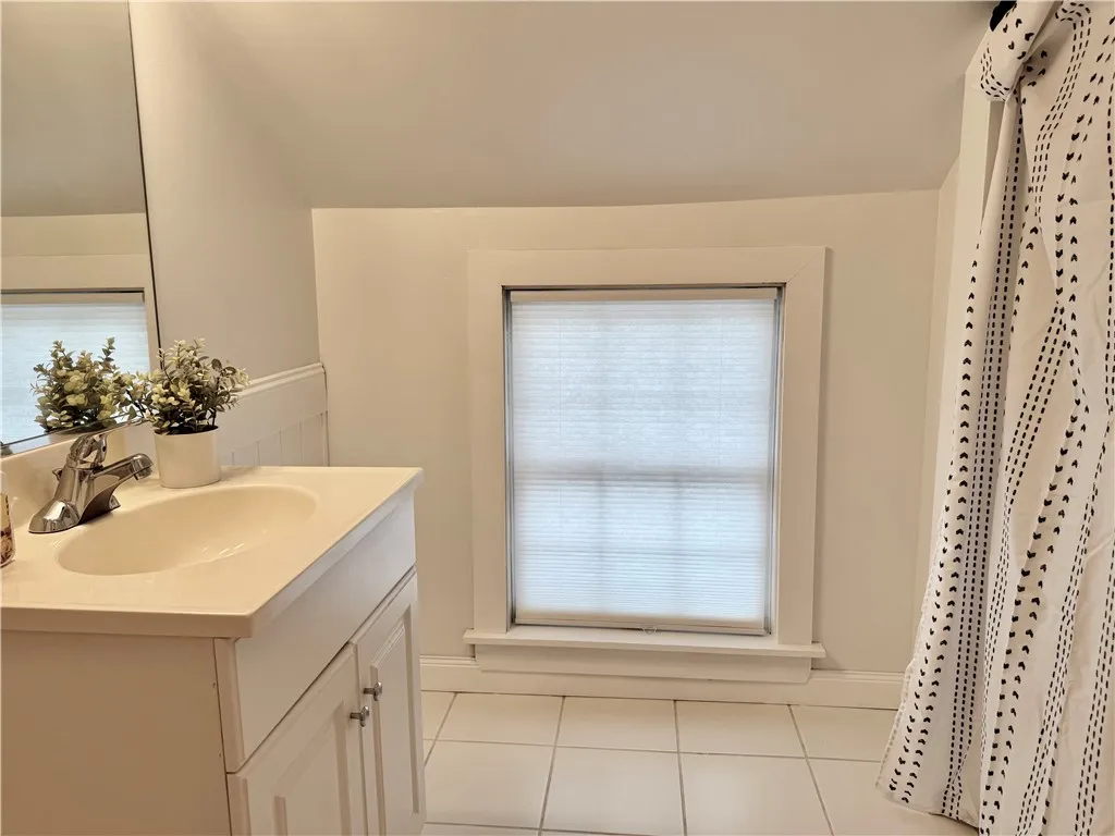 2nd Floor Full Bath