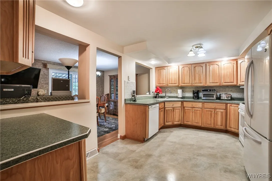 12 North Hill Drive, West Seneca, New York 14224, West Seneca, New York 14224, 3 Bedrooms Bedrooms, 10 Rooms Rooms,1 BathroomBathrooms,Residential,Closed,12 North Hill Drive, West Seneca, New York 14224,0,B1610579