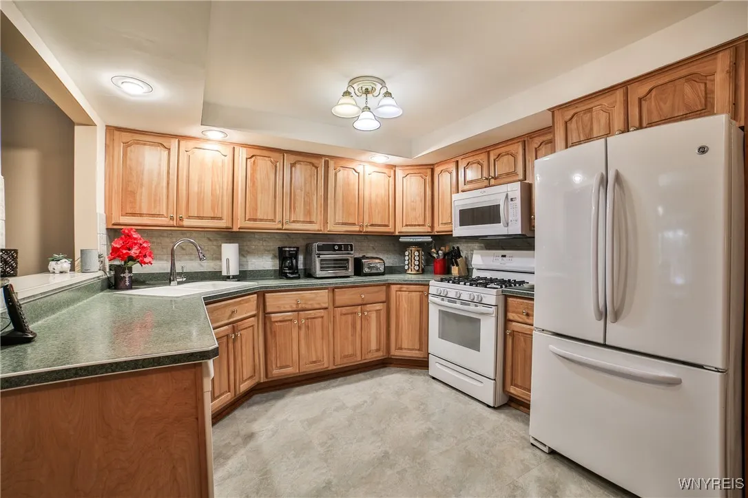 12 North Hill Drive, West Seneca, New York 14224, West Seneca, New York 14224, 3 Bedrooms Bedrooms, 10 Rooms Rooms,1 BathroomBathrooms,Residential,Closed,12 North Hill Drive, West Seneca, New York 14224,0,B1610579