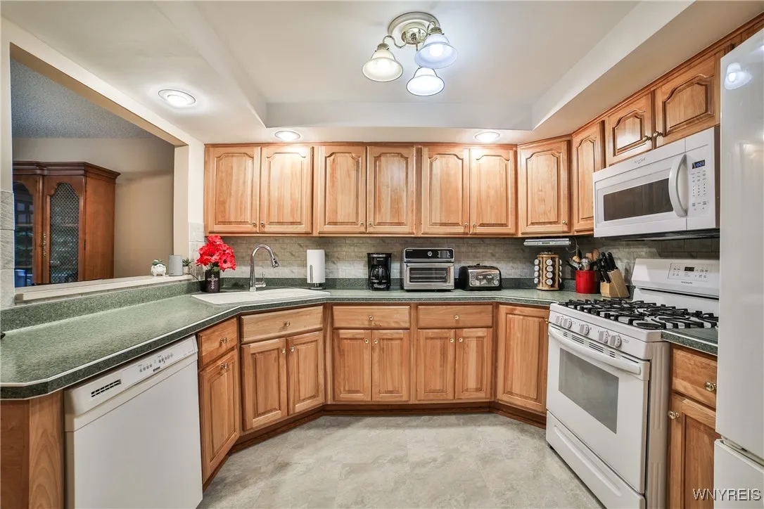 12 North Hill Drive, West Seneca, New York 14224, West Seneca, New York 14224, 3 Bedrooms Bedrooms, 10 Rooms Rooms,1 BathroomBathrooms,Residential,Closed,12 North Hill Drive, West Seneca, New York 14224,0,B1610579