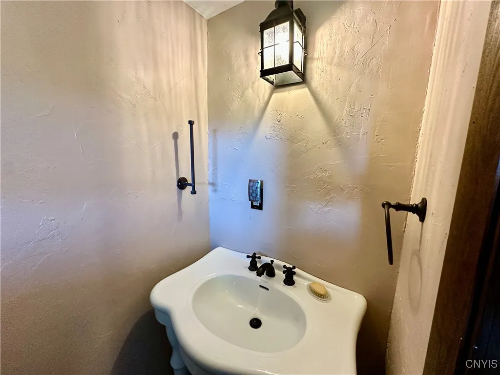 33 County Route 25, Granby, New York 13126, Granby, New York 13126, 4 Bedrooms Bedrooms, 9 Rooms Rooms,1 BathroomBathrooms,Residential,Closed,33 County Route 25, Granby, New York 13126,S1610749