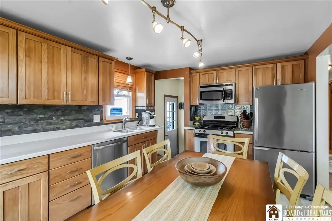 4195 Robin Lane, Hamburg, New York 14075, Hamburg, New York 14075, 3 Bedrooms Bedrooms, 6 Rooms Rooms,1 BathroomBathrooms,Residential,Closed,4195 Robin Lane, Hamburg, New York 14075,R1610534