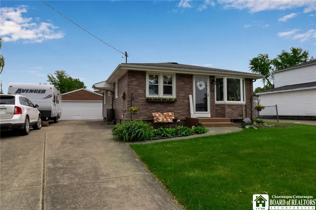 4195 Robin Lane, Hamburg, New York 14075, Hamburg, New York 14075, 3 Bedrooms Bedrooms, 6 Rooms Rooms,1 BathroomBathrooms,Residential,Closed,4195 Robin Lane, Hamburg, New York 14075,R1610534