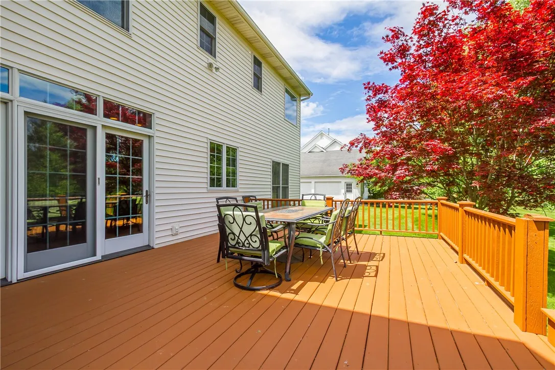 ENTERTAINMENT SIZE DECK WITH NATURE VIEWS!