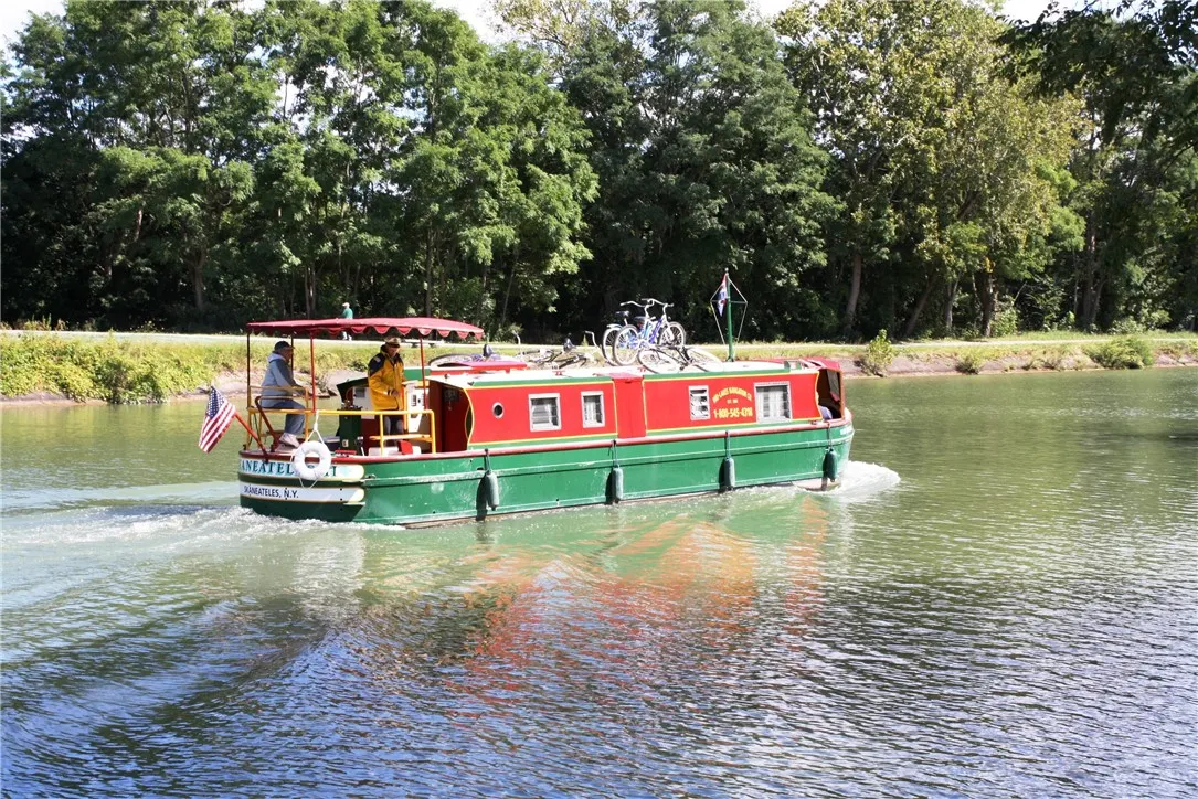 BOATING ON ERIE CANAL