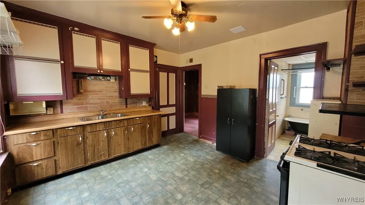 325 Box (lower)  - Kitchen