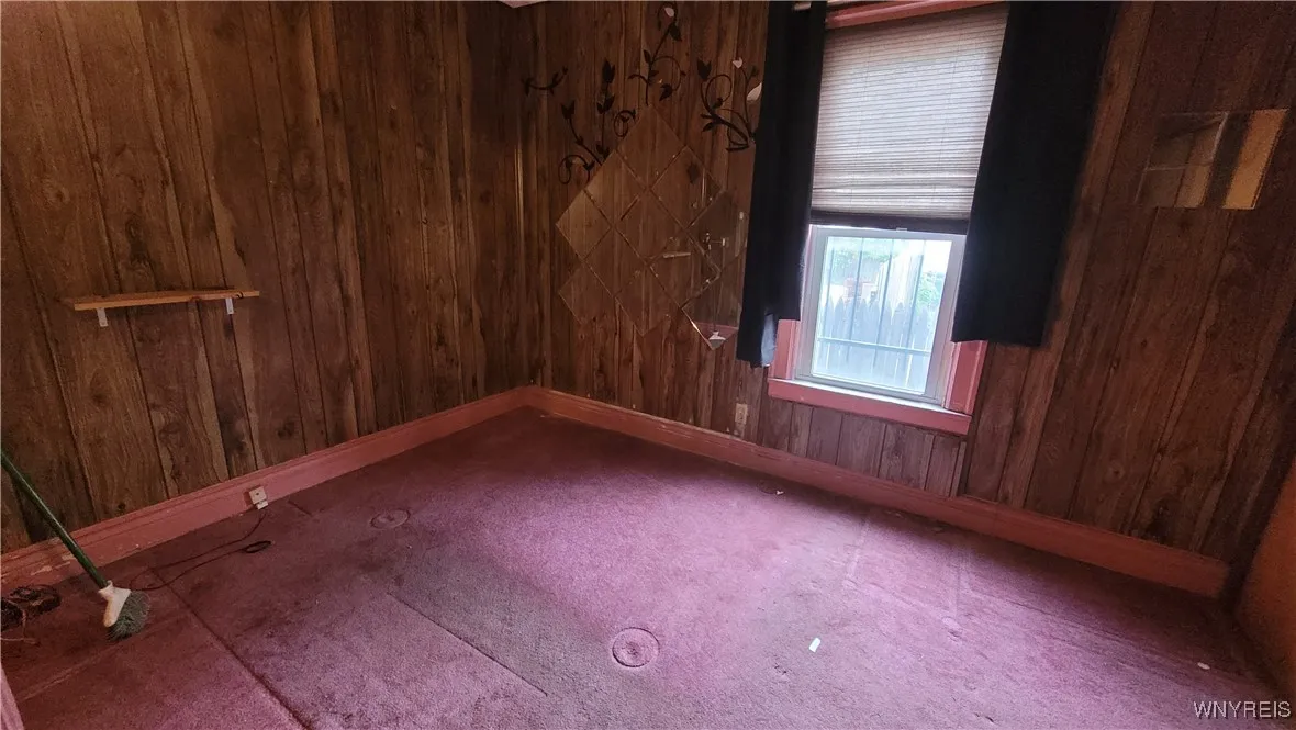 325 Box (lower)  - Bedroom #1