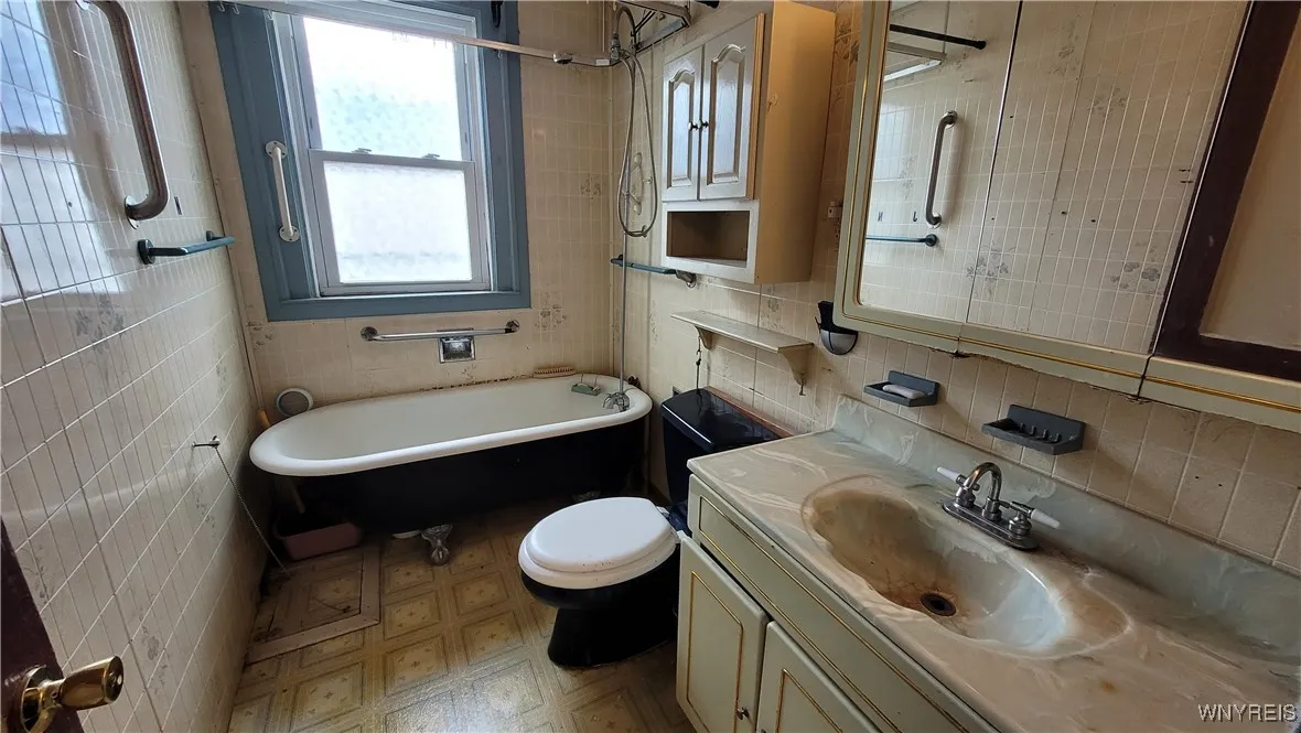 325 Box (lower)  - Bathroom