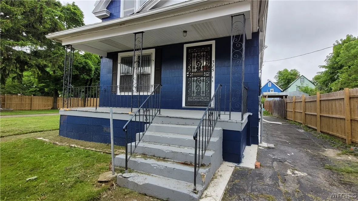 325 Box (lower)  - Front Porch