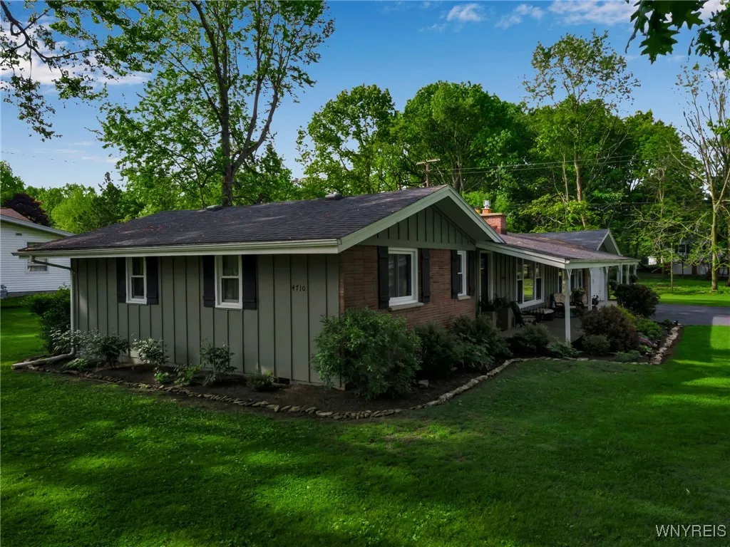 4710 Boncrest Drive East, Clarence, New York 14221, Clarence, New York 14221, 3 Bedrooms Bedrooms, 7 Rooms Rooms,1 BathroomBathrooms,Residential,Closed,4710 Boncrest Drive East, Clarence, New York 14221,B1610542