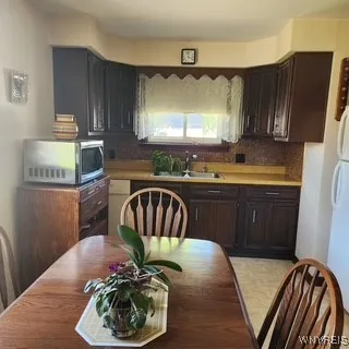Eat in kitchen