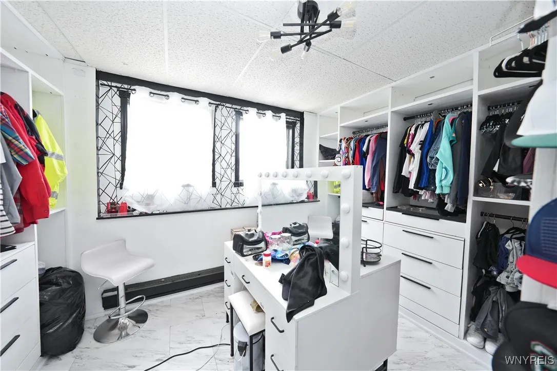 His/Hers Walk-in Closet