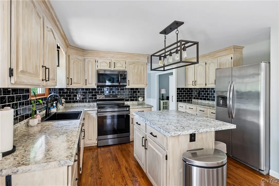 8005 Fir Dr Drive, Clay, New York 13041, Clay, New York 13041, 4 Bedrooms Bedrooms, 8 Rooms Rooms,2 BathroomsBathrooms,Residential,Closed,8005 Fir Dr Drive, Clay, New York 13041,S1610903