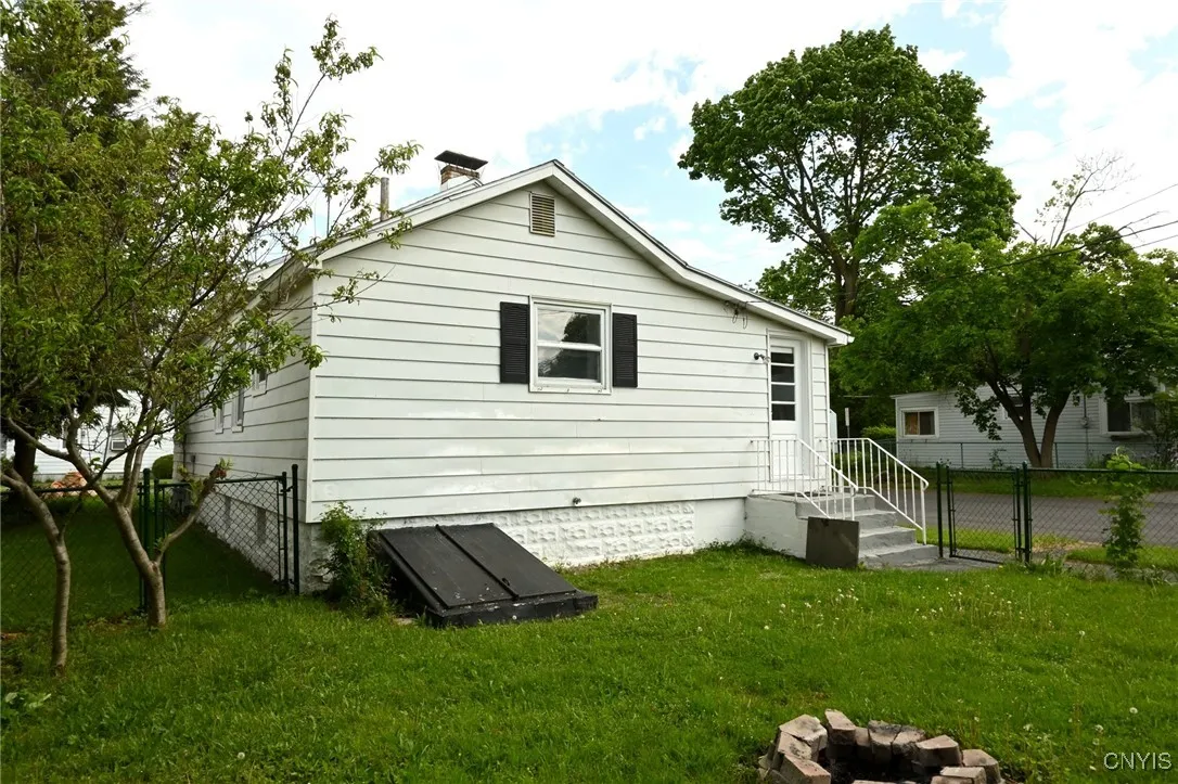 801 Ballantyne Road, Syracuse, New York 13207, Syracuse, New York 13207, 2 Bedrooms Bedrooms, 5 Rooms Rooms,1 BathroomBathrooms,Residential,Closed,801 Ballantyne Road, Syracuse, New York 13207,S1610916