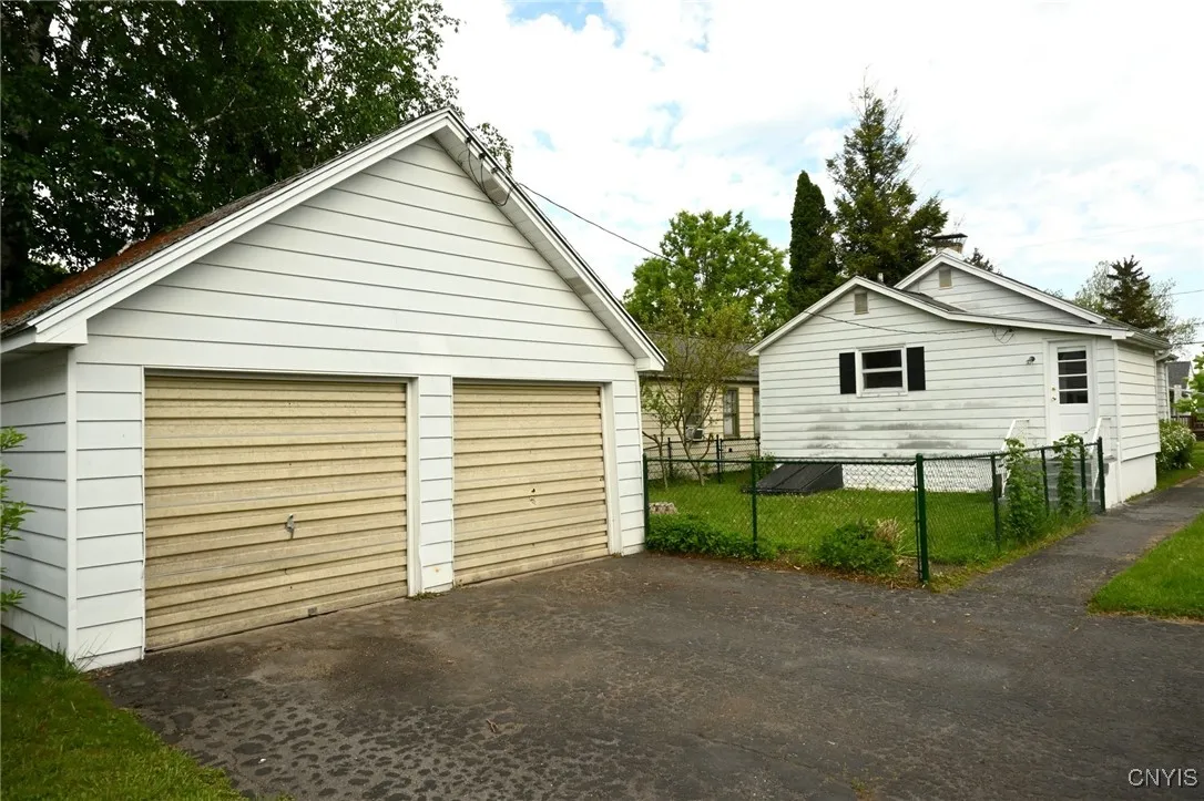 801 Ballantyne Road, Syracuse, New York 13207, Syracuse, New York 13207, 2 Bedrooms Bedrooms, 5 Rooms Rooms,1 BathroomBathrooms,Residential,Closed,801 Ballantyne Road, Syracuse, New York 13207,S1610916