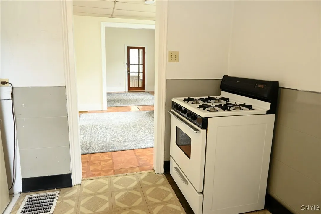 801 Ballantyne Road, Syracuse, New York 13207, Syracuse, New York 13207, 2 Bedrooms Bedrooms, 5 Rooms Rooms,1 BathroomBathrooms,Residential,Closed,801 Ballantyne Road, Syracuse, New York 13207,S1610916
