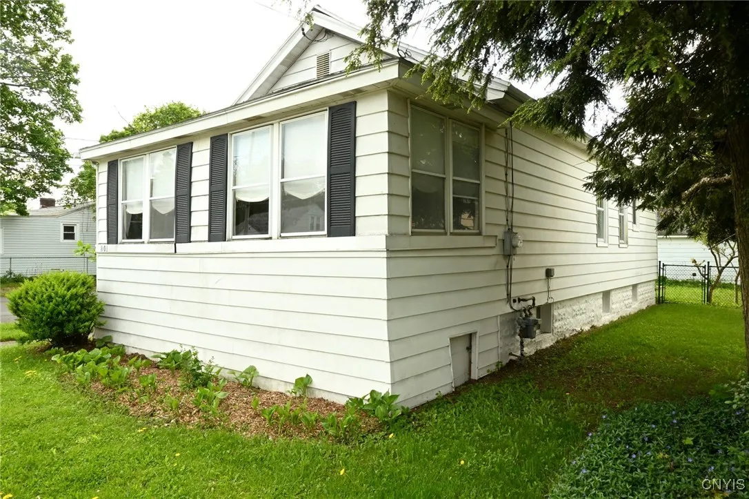 801 Ballantyne Road, Syracuse, New York 13207, Syracuse, New York 13207, 2 Bedrooms Bedrooms, 5 Rooms Rooms,1 BathroomBathrooms,Residential,Closed,801 Ballantyne Road, Syracuse, New York 13207,S1610916