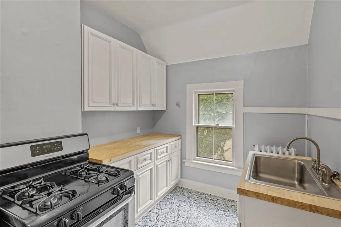 41 Vick Park A, Rochester, New York 14607, Rochester, New York 14607, 4 Bedrooms Bedrooms, ,3 BathroomsBathrooms,Residential,Closed,41 Vick Park A, Rochester, New York 14607,R1610879