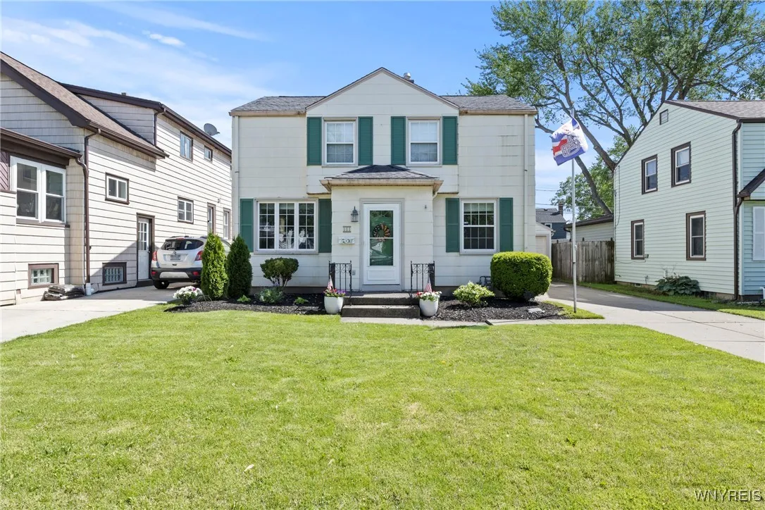 111 Legion Drive, Tonawanda-town, New York 14217, Tonawanda, New York 14217, 4 Bedrooms Bedrooms, 8 Rooms Rooms,1 BathroomBathrooms,Residential,Closed,111 Legion Drive, Tonawanda-town, New York 14217,B1611222