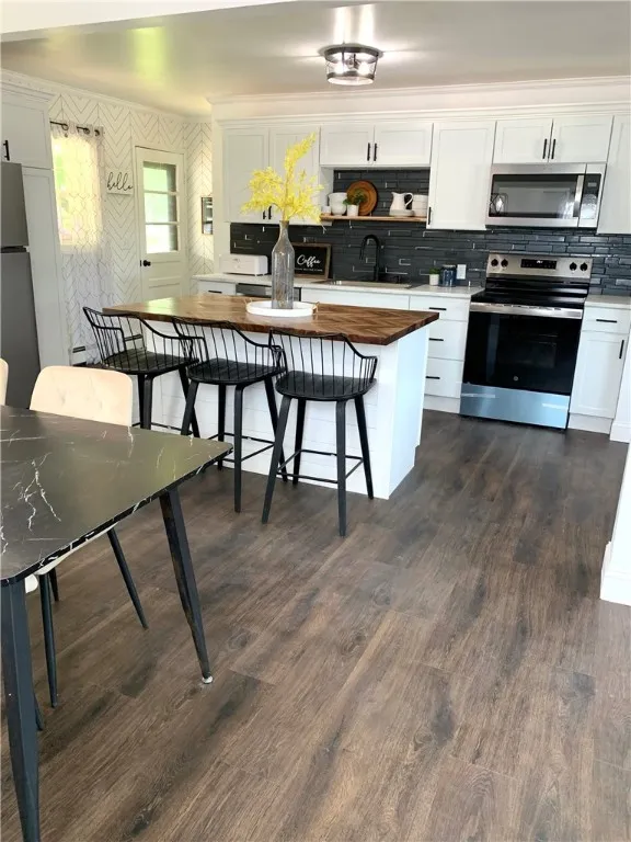 438 Hillview Avenue, Southport, New York 14904, Southport, New York 14904, 4 Bedrooms Bedrooms, 8 Rooms Rooms,2 BathroomsBathrooms,Residential,For Sale,438 Hillview Avenue, Southport, New York 14904,R1611269