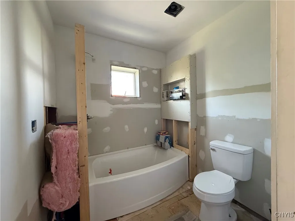 2nd Floor Full bath