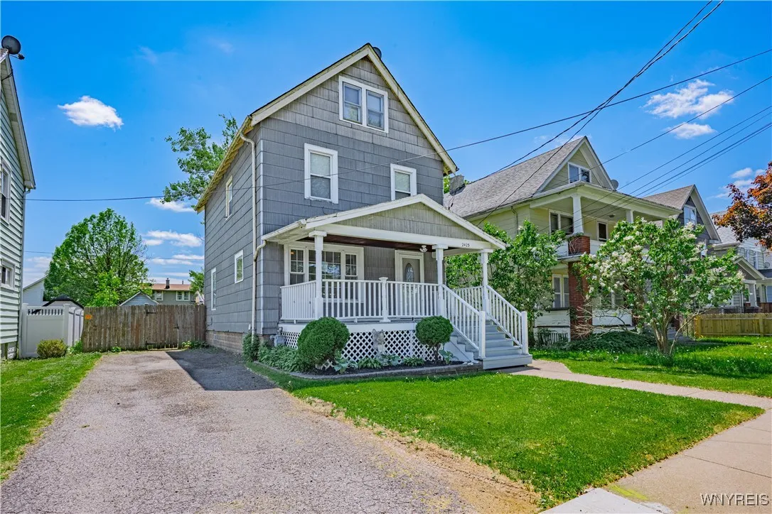 2423 Whitney Avenue, Niagara Falls, New York 14301, Niagara Falls, New York 14301, 4 Bedrooms Bedrooms, 7 Rooms Rooms,2 BathroomsBathrooms,Residential,Closed,2423 Whitney Avenue, Niagara Falls, New York 14301,B1610545