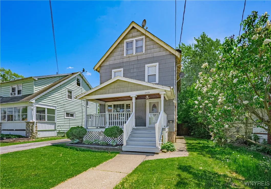 2423 Whitney Avenue, Niagara Falls, New York 14301, Niagara Falls, New York 14301, 4 Bedrooms Bedrooms, 7 Rooms Rooms,2 BathroomsBathrooms,Residential,Closed,2423 Whitney Avenue, Niagara Falls, New York 14301,B1610545