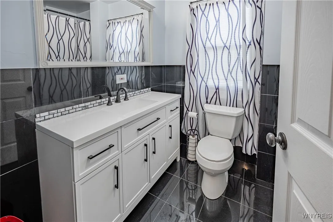 2423 Whitney Avenue, Niagara Falls, New York 14301, Niagara Falls, New York 14301, 4 Bedrooms Bedrooms, 7 Rooms Rooms,2 BathroomsBathrooms,Residential,Closed,2423 Whitney Avenue, Niagara Falls, New York 14301,B1610545