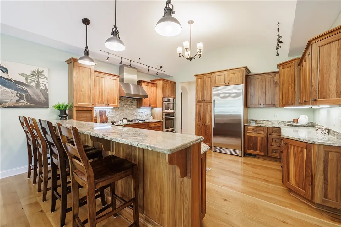 Breakfast Bar with room for 6