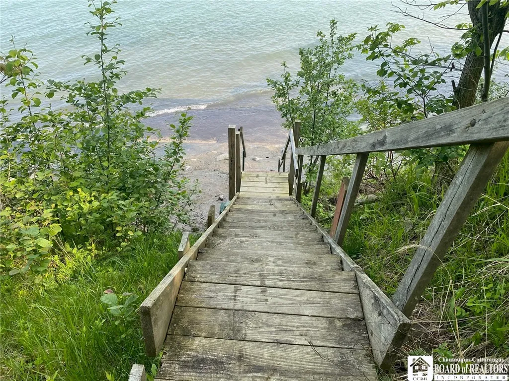 STAIRS TO SHORELINE