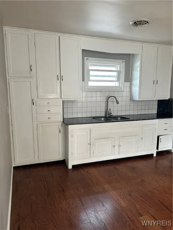 268 Miami Street, Buffalo, New York 14204, Buffalo, New York 14204, 6 Bedrooms Bedrooms, ,2 BathroomsBathrooms,Residential,Closed,268 Miami Street, Buffalo, New York 14204,0,B1611431