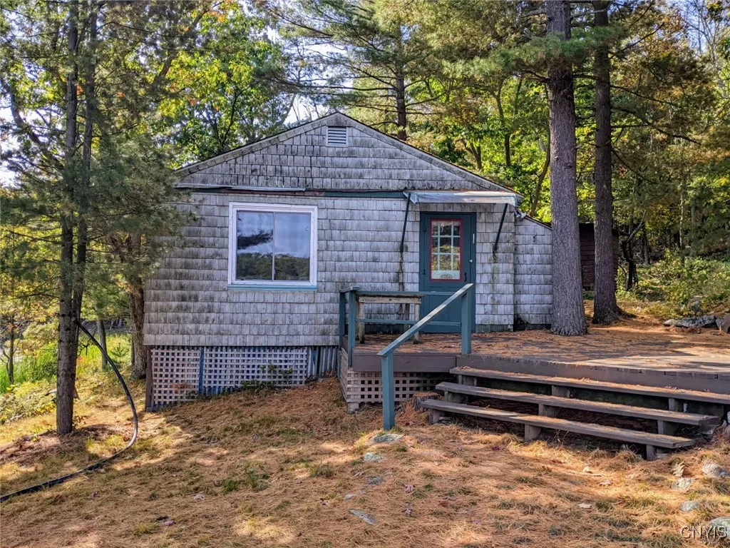 Waterfront cottage on Murray Island with  1.1 acre