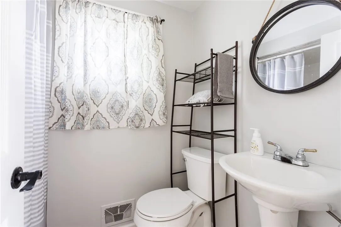 68 Little Tree Lane, Parma, New York 14468, Parma, New York 14468, 4 Bedrooms Bedrooms, 8 Rooms Rooms,2 BathroomsBathrooms,Residential,Closed,68 Little Tree Lane, Parma, New York 14468,R1611717