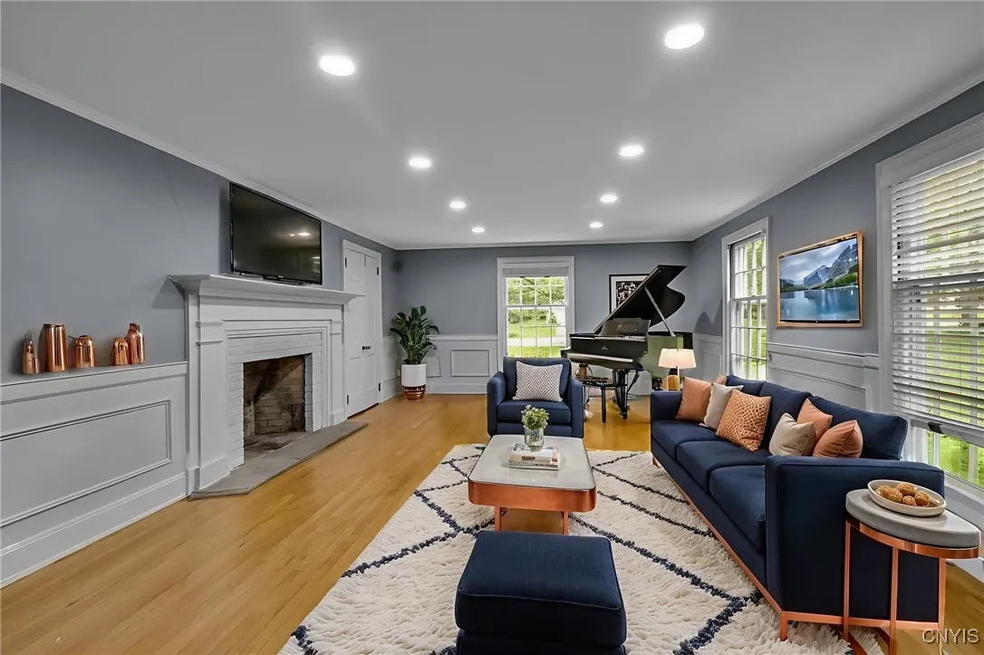 This picture has been virtually staged